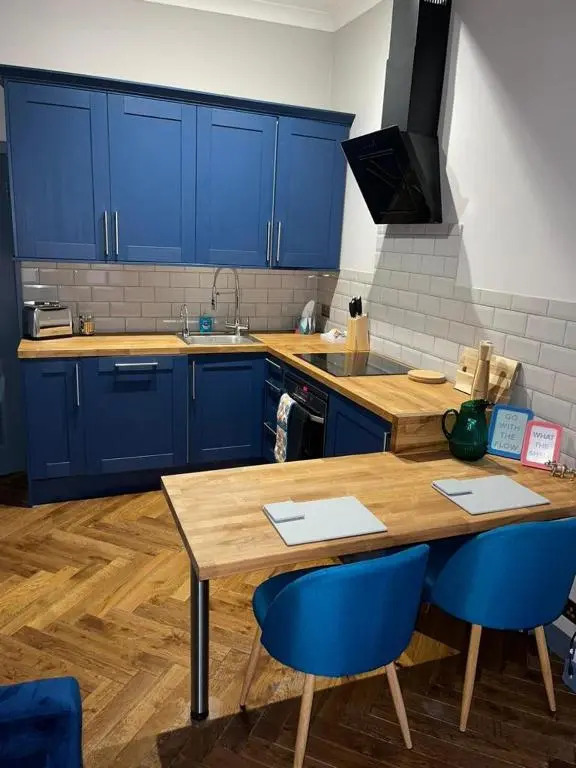 New! Stunning 1 bed Apt in West End