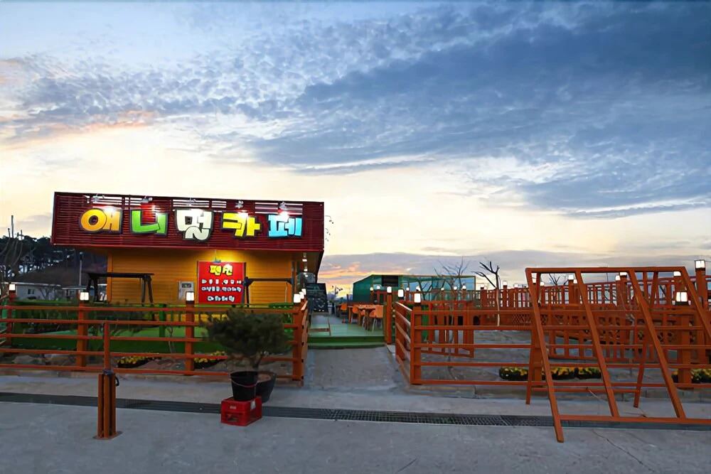 Jebudo Animal Café and Pension