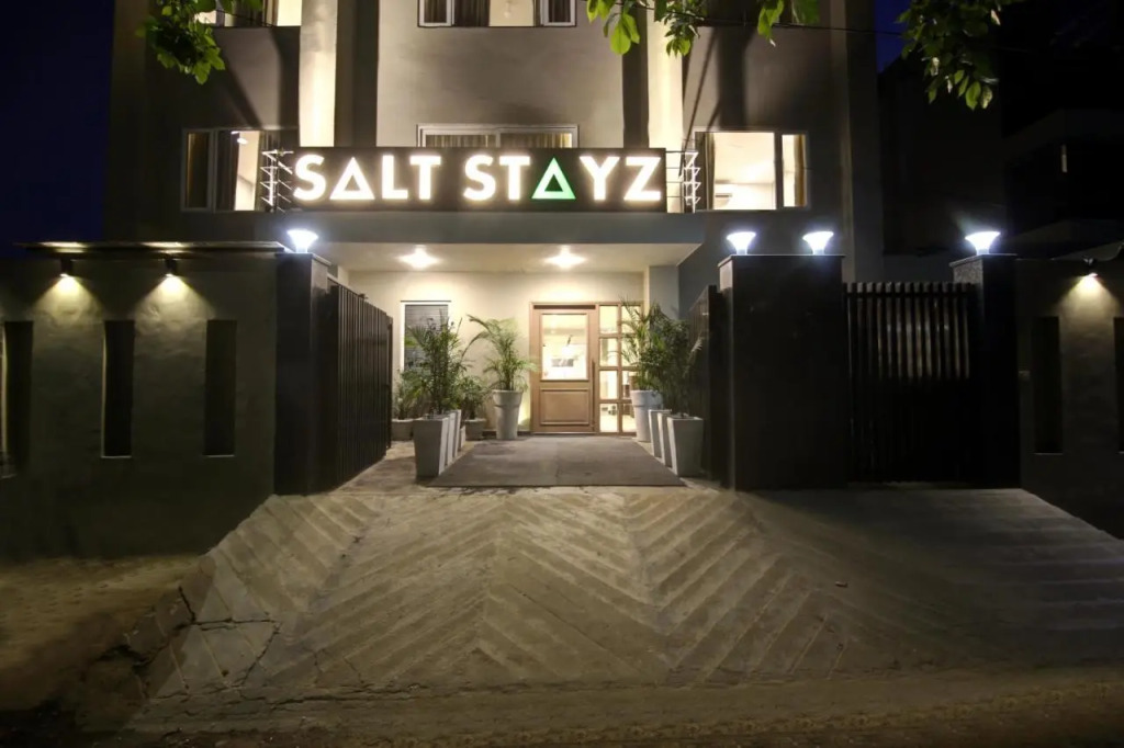 Saltstayz Select - Golf Course Road & Sector 27