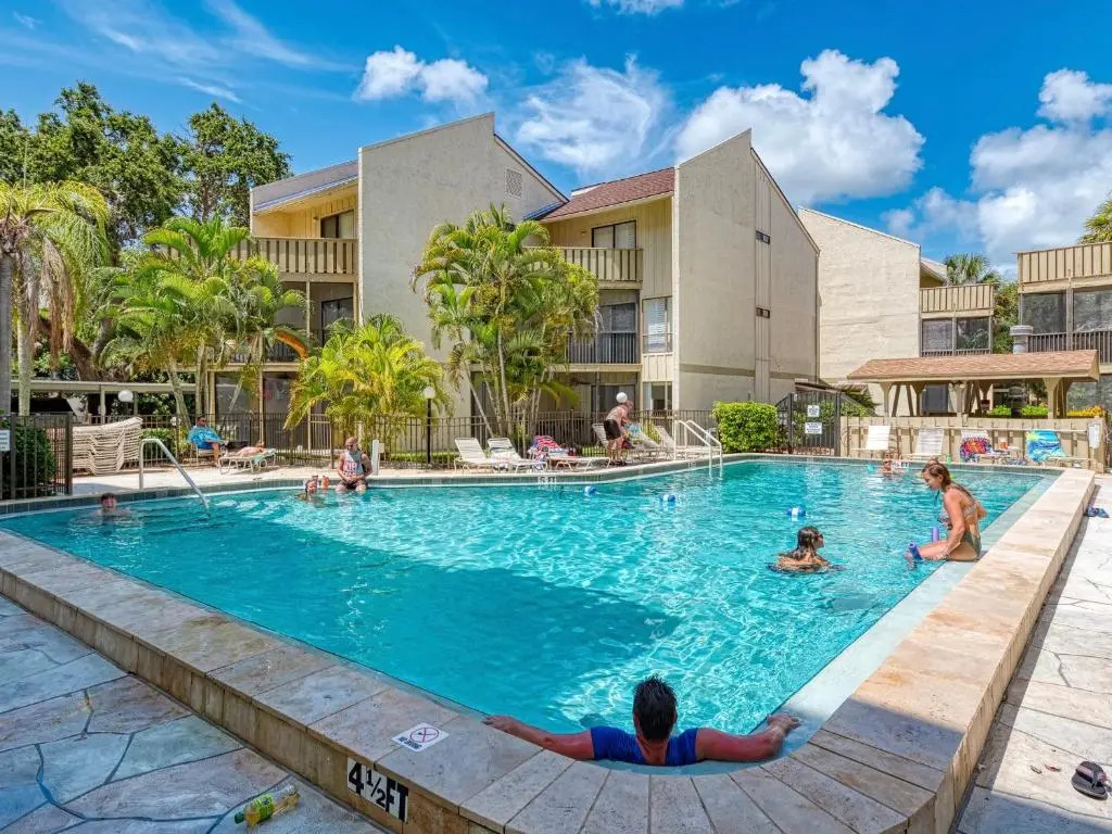 Luxury Waterfront Views/Pool/1400sf/2 min to Beach