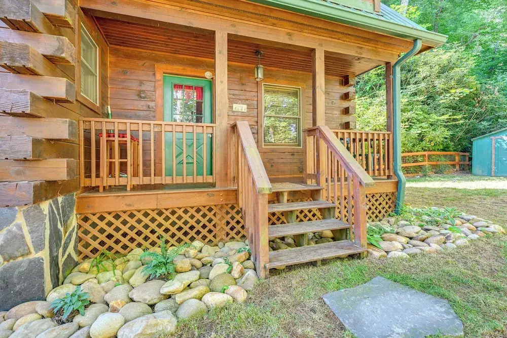 Pet-friendly Bryson City Cabin w/ Fire Pit + Deck!