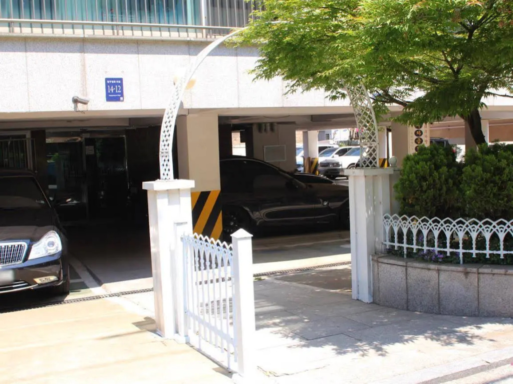 Garosugil Homestay - Female Only