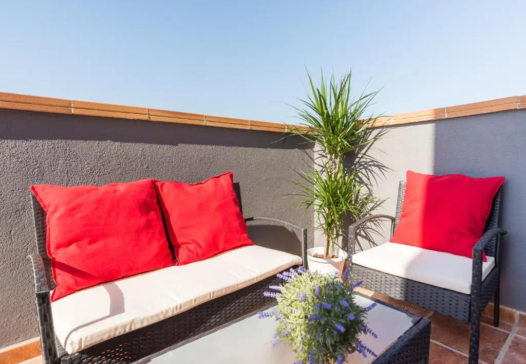 GR3-Renovated Apt Next To Old Town With Cozy Terrace