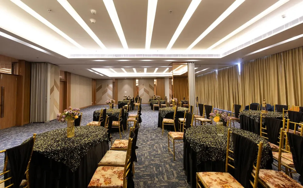 Hometel Lucknow - A Sarovar Hotel
