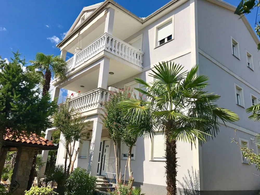Spacious Apartment at Icici With Beach Nearby