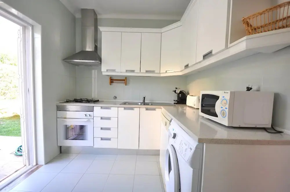 Stylish and well-equipped, private pool, close to amenities, free AC Wifi
