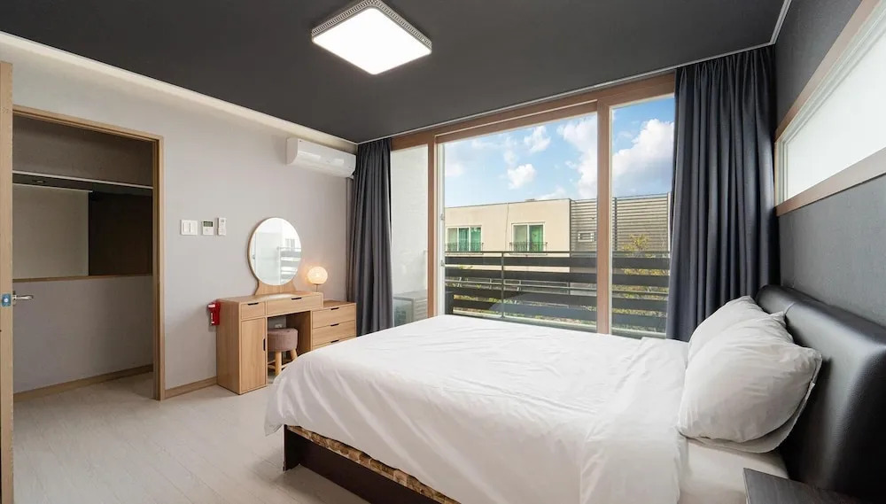 Jeju private aewol
