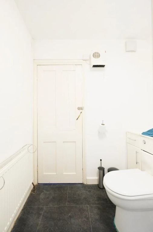 Quiet and Spacious 2-bedroom Flat , Sleeps 4