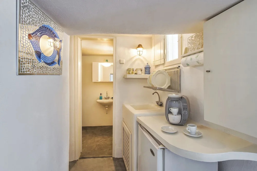 Pyrgos 3-Bed Villa Sleeps 8 with Pool and AirCon