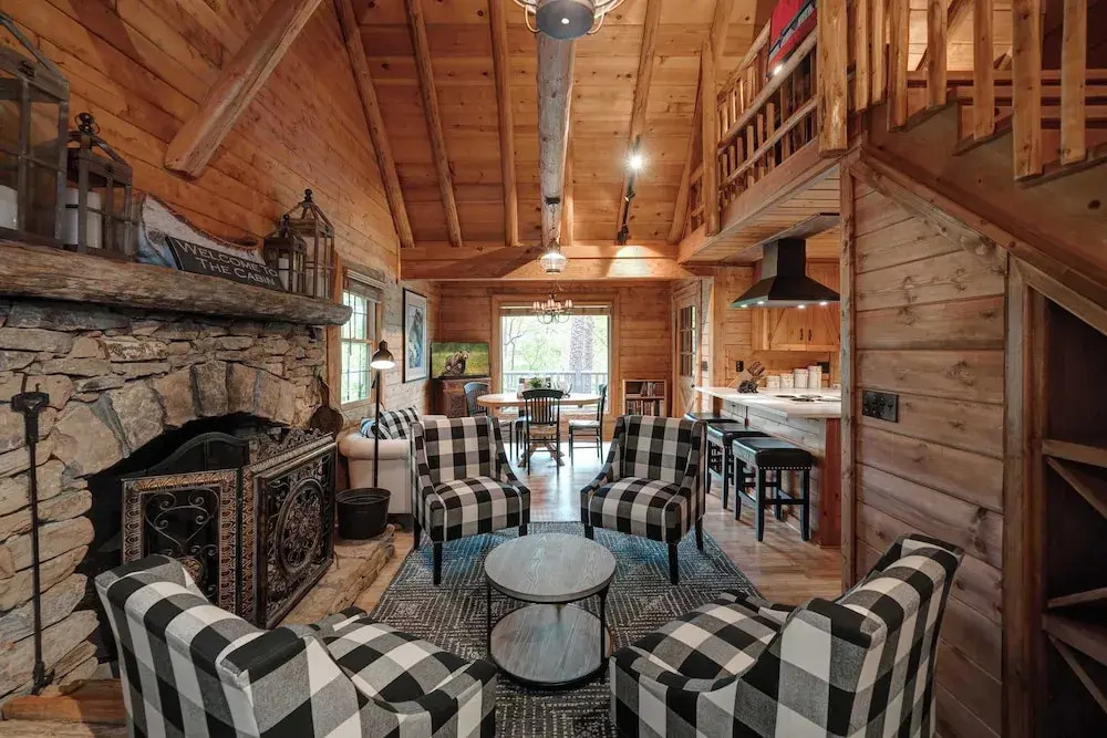 The Guest House Historic Cabin in Big Canoe
