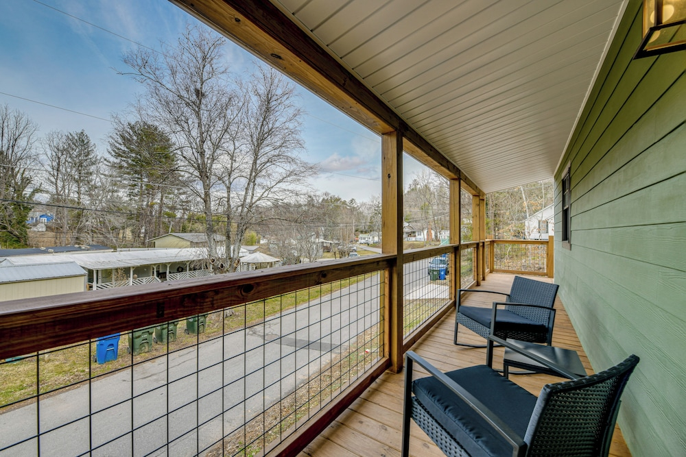 Walk to Main St! Mtn-view Getaway in Waynesville