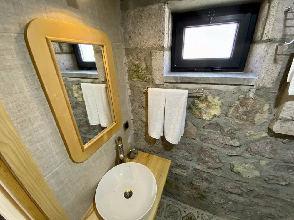 Assos Karadut Taş Otel