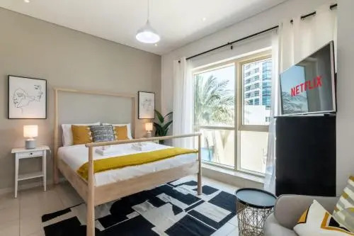 Luton Vacation Homes -Spacious Studio in Royal Oceanic, Dubai Marina