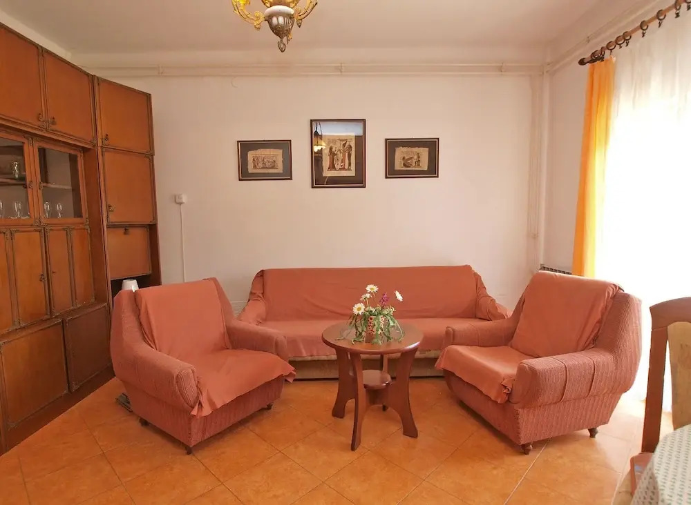 Apartment 439