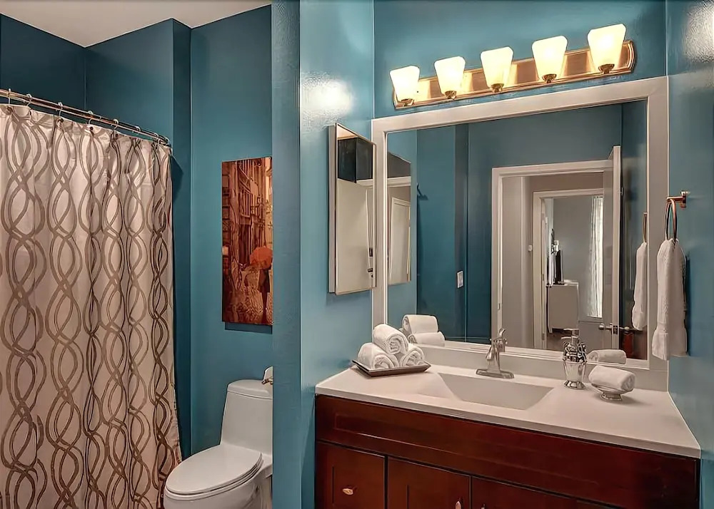 Belltown Court Suite Decadence - Two Bedroom Apartment with Balcony