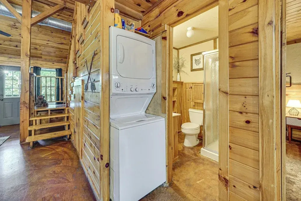 3 Mi to Beavers Bend State Park: Wooded Hideaway!