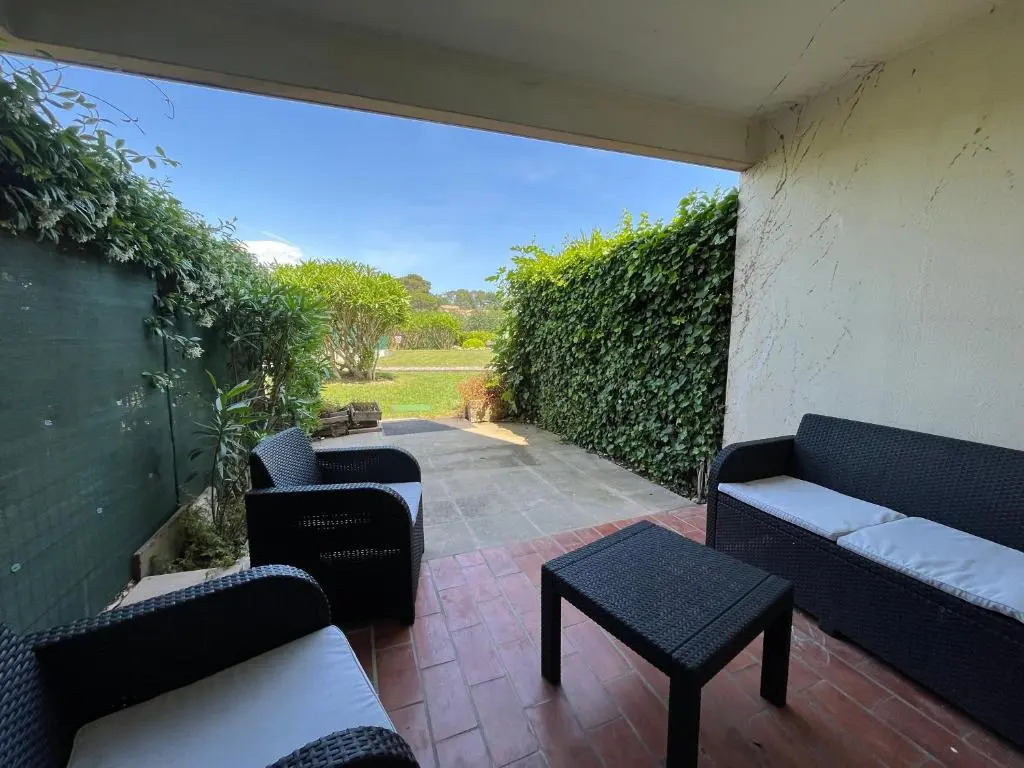 Appartement 2 pièces en rez de jardin avec parking et piscine