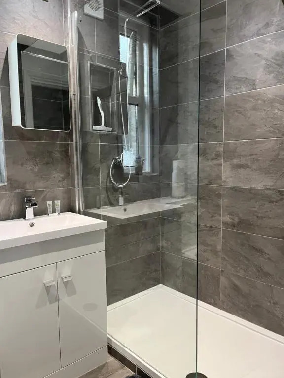 Entire spacious 4 bedroom apartment in Bournemouth