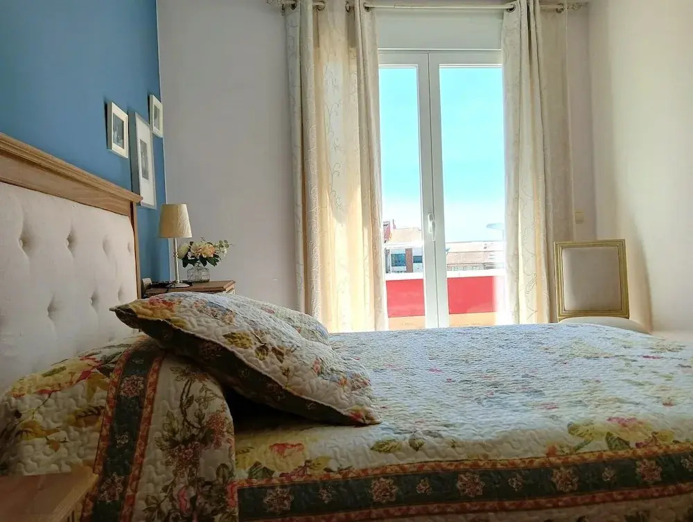 3 Bed Flat - Sleeps 6 - Pool - Garden - Parking