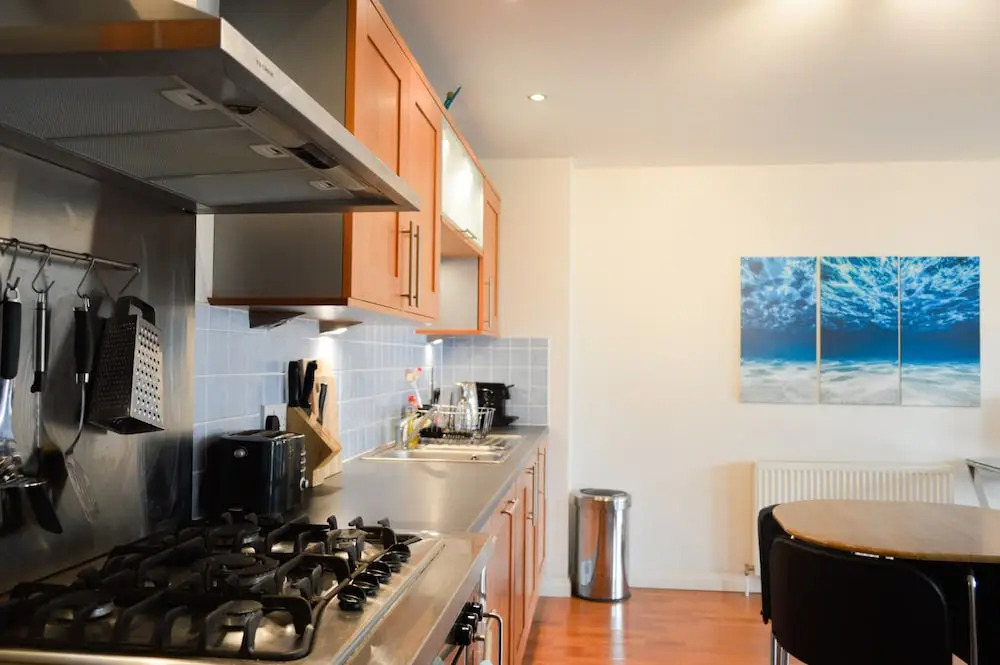 Modern 1 Bedroom Apartment With Balcony