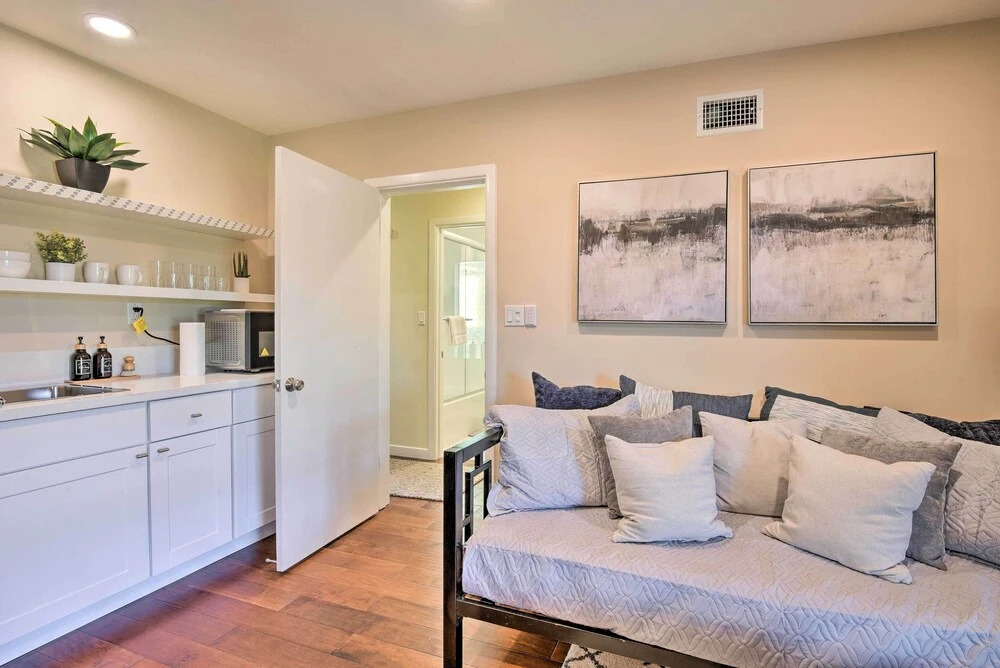Los Angeles Suite ~ 7 Mi to Venice Beach!