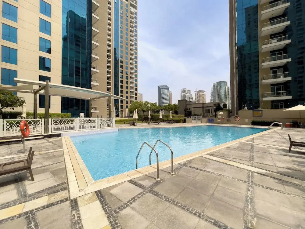 Maison Privee - Cosmopolitan Apt w/ Scenic Dubai Marina Vws