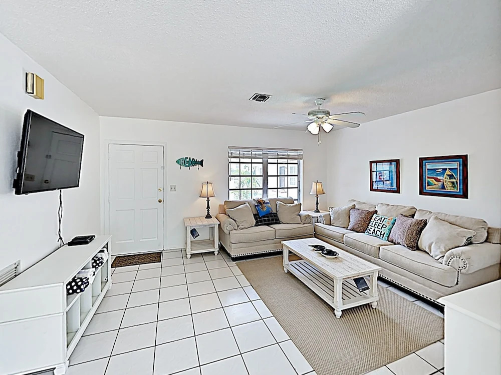 New Listing! Updated Beach W/ Sparkling Pool 1 Bedroom Condo