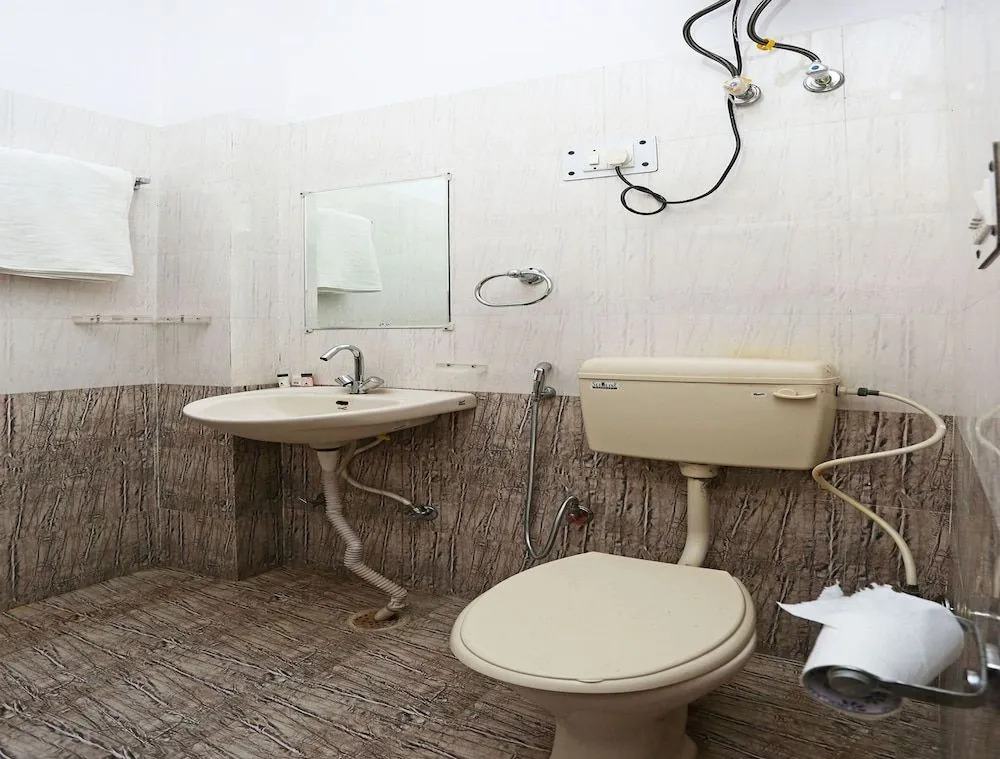 OYO 12784 Hotel Roomers