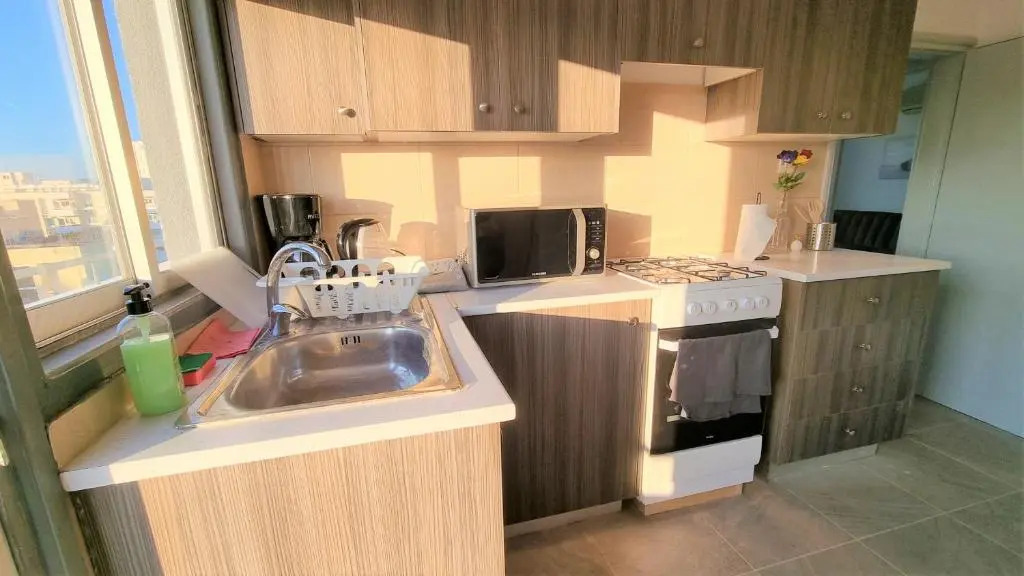 Apartment with 360° balcony and Direct Sea and Harbour View!
