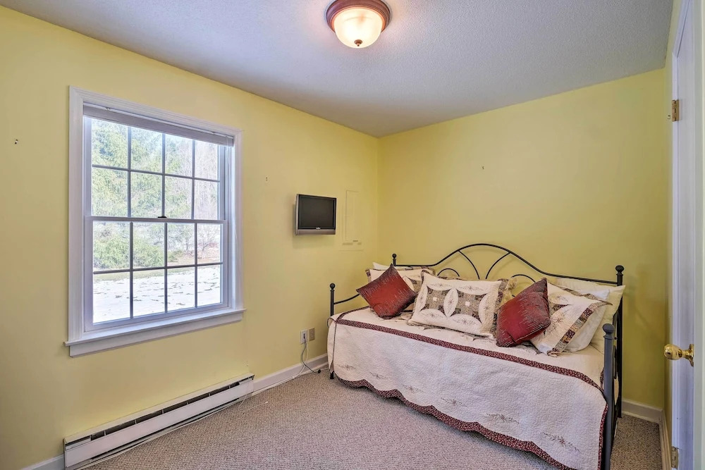 Condo w/ Loft: 2 Mi to Windham Mountain Ski!