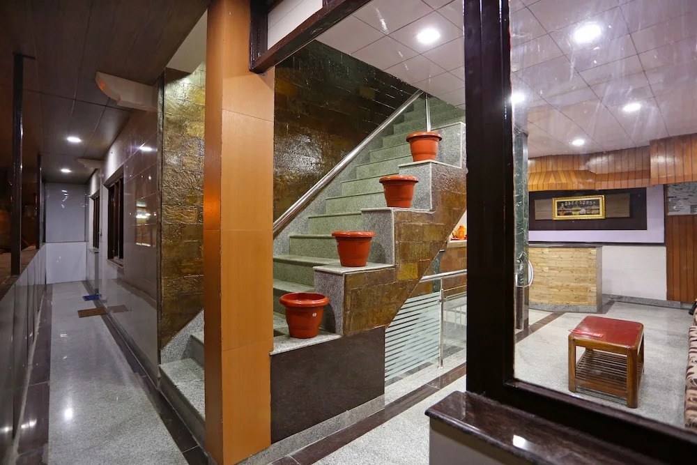 OYO 8714 Hotel Amar