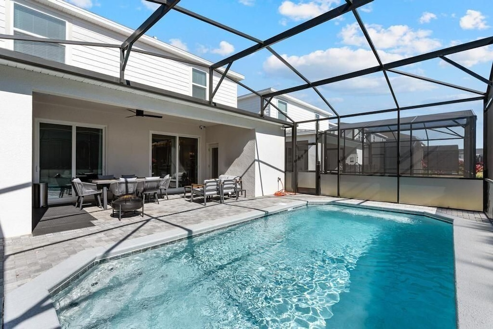 Luxury 5BR w/ Private Pool Windsor