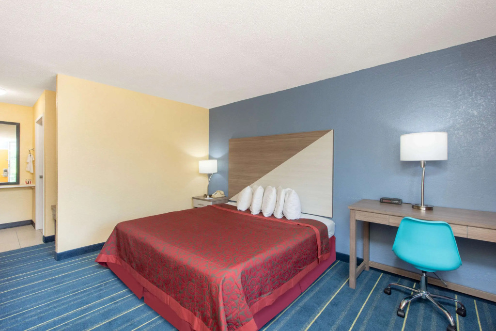 Days Inn by Wyndham Salem, IL