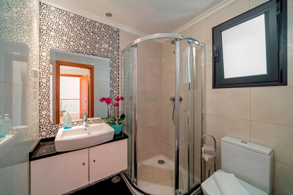 3 bedroom in Calheta, stunning views, private heated pool | Casa Amaro Mar