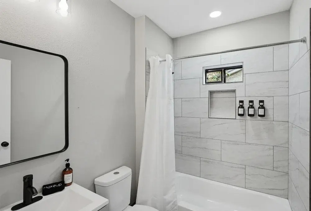 Spacious 4BR Haven Perfect for Groups Near DT