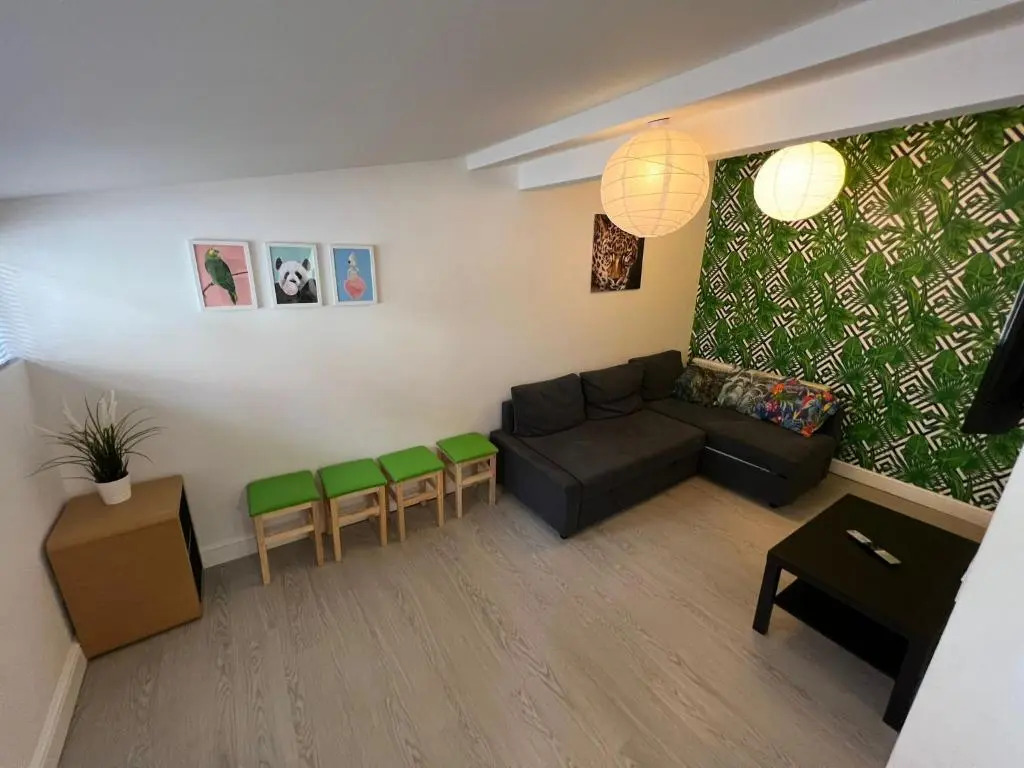 Tropical Apartment, 10 min from Blackpool tower, outside space, sleeps 12