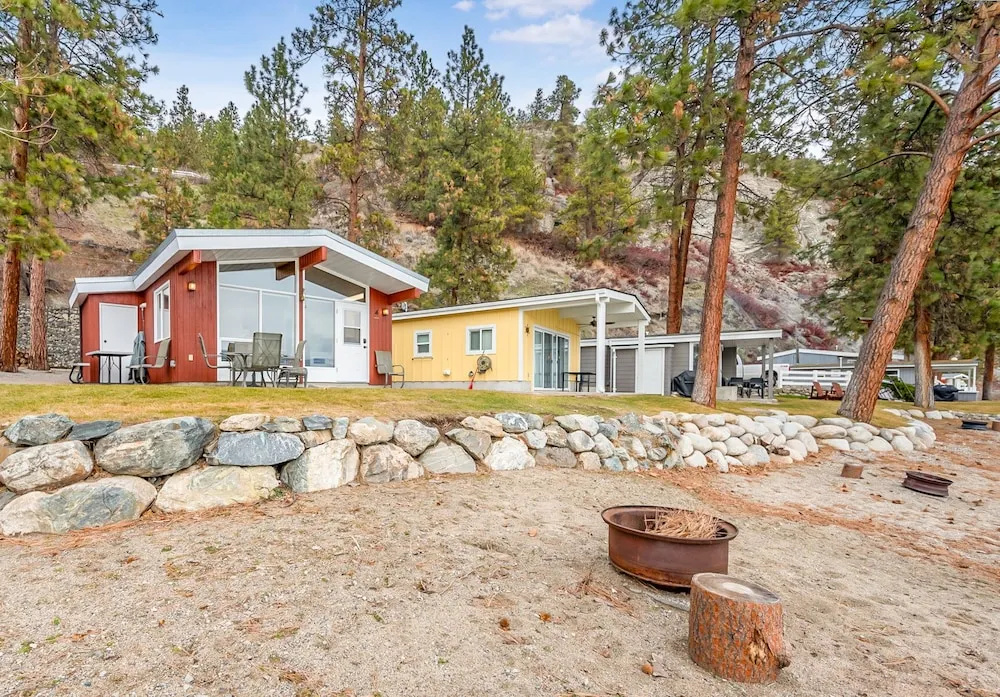 Cozy Cottage by the Lakeshore 4