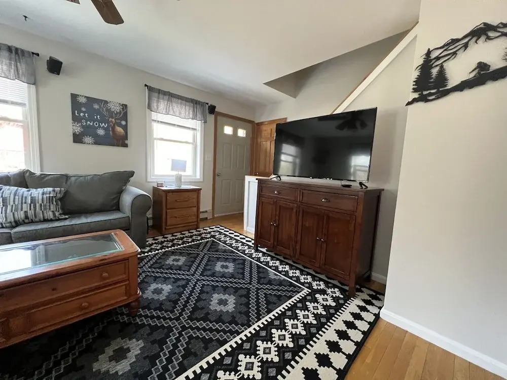 Charming Cottage Amidst Majestic Peaks 3 Bedroom Home
