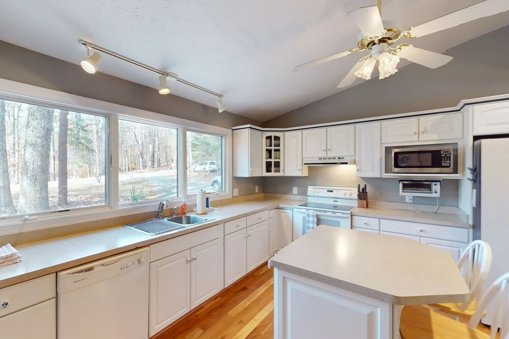 Lakeside Park - Spacious pet Friendly House W/hot Tub, Kayaks, air Hockey, Deck & Patio