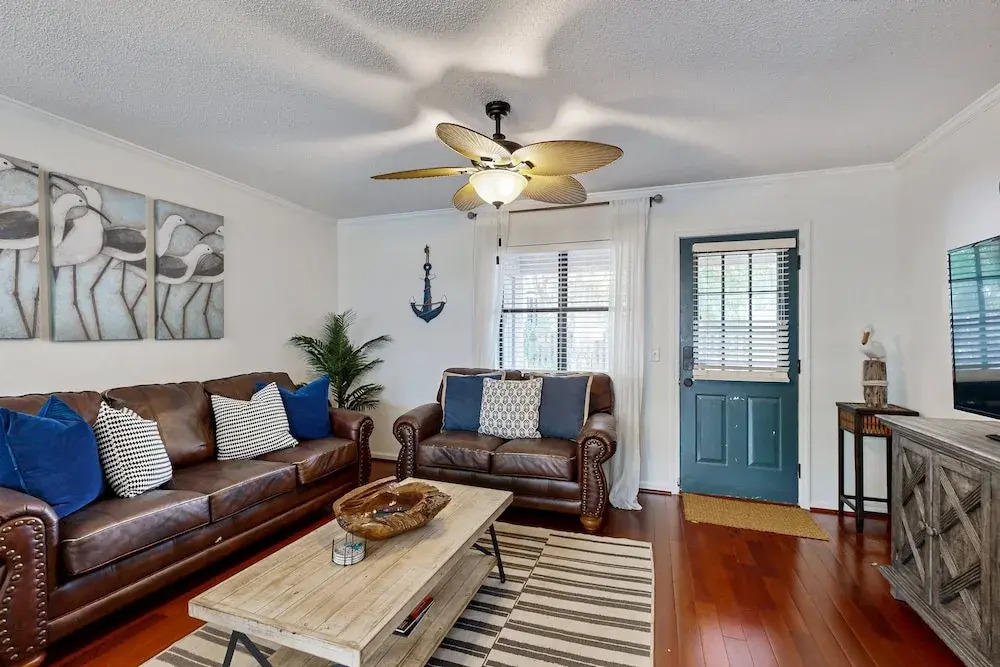 Snowbird-friendly Condo With Patio, Central AC, W/d, Pool & Tennis - Near Beach