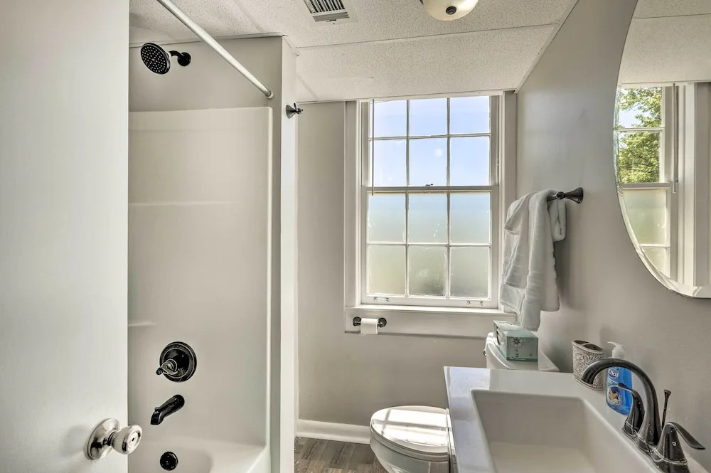 Garden-level Hendersonville Apt: 20 Mi to Broadway