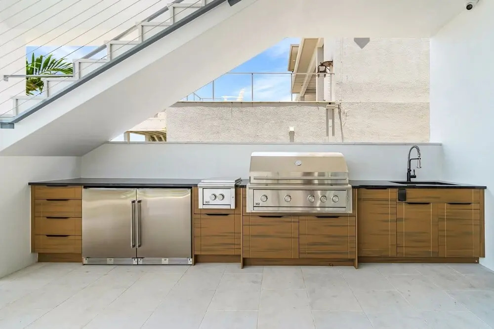 793 Shoreline Estate: 6bd/6br, Luxurious Pool Home On The Water! 6 Bedroom Home