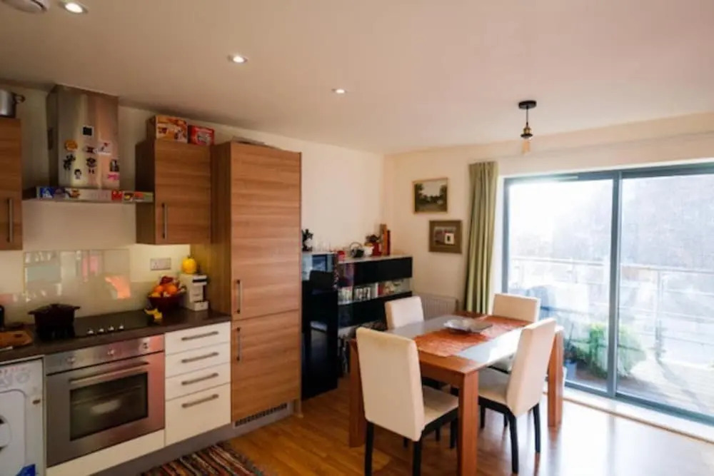 Homely 2 Bedroom Apartment in Bow