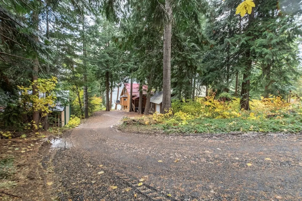 Alpine Lake Escape On Fish Lake 3 Bedroom Home by NW Comfy Cabins by RedAwning