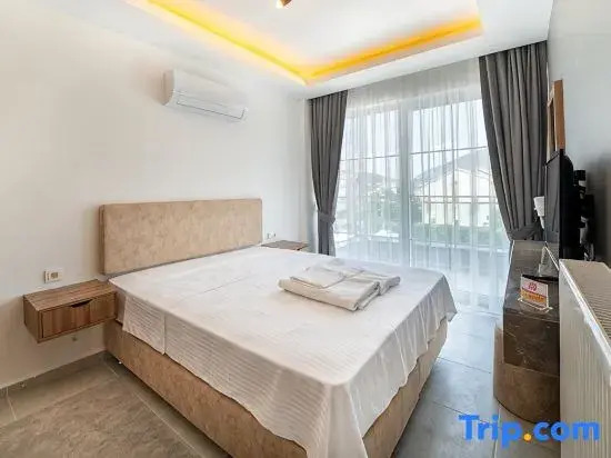 Midpoint Suites - Deluxe Suite 104