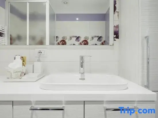 Top Clean Charming Apartment on the Darsena Navigli