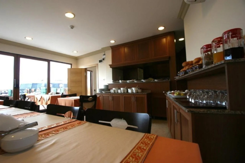 Peninsula Grand
