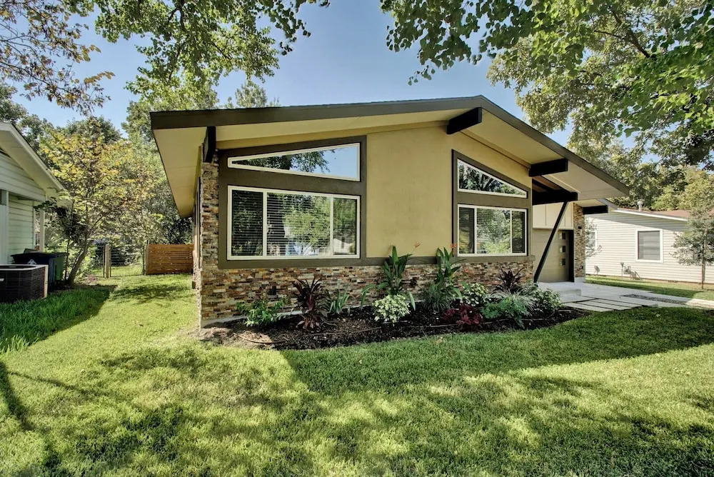 3BR Tree Shaded Home in Austin by RedAwning