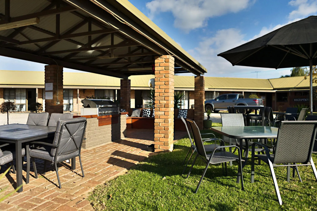 Statesman Motor Inn