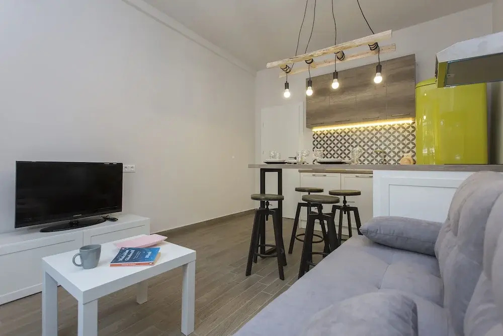Sunny and Modern 1bdr Apartment in the Center